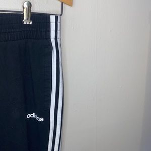 🪿Black Adidas leggings with 3 white stripes down the leg!